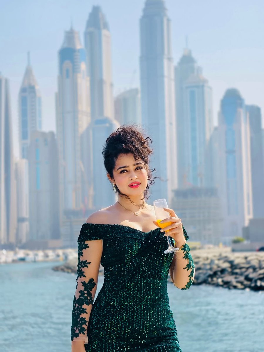 24thCS's tweet photo. She didn't compete with the sun
She simply gave it company
The world looked brighter because she was in it 🥰
.
.
.
P.S - She has also subscription https://t.co/Cotr3zrX0n