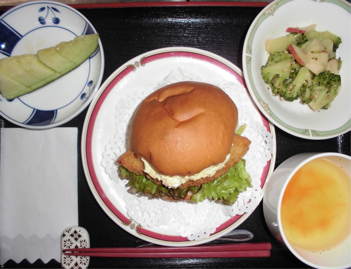 doellfami's tweet photo. #ドエル #昼食 #メニュー 
#介護付有料老人ホーム
#ドエル東志和 
#ドエル祇園 
#住宅型有料老人ホーム 
#ファミーユ祇園
#エポカフード

大きなお口でパクリ❣
フィッシュバーガー
ブロッコリーとリンゴのサラダ
コンソメスープ
果物（メロン） https://t.co/uzQbol29Zb