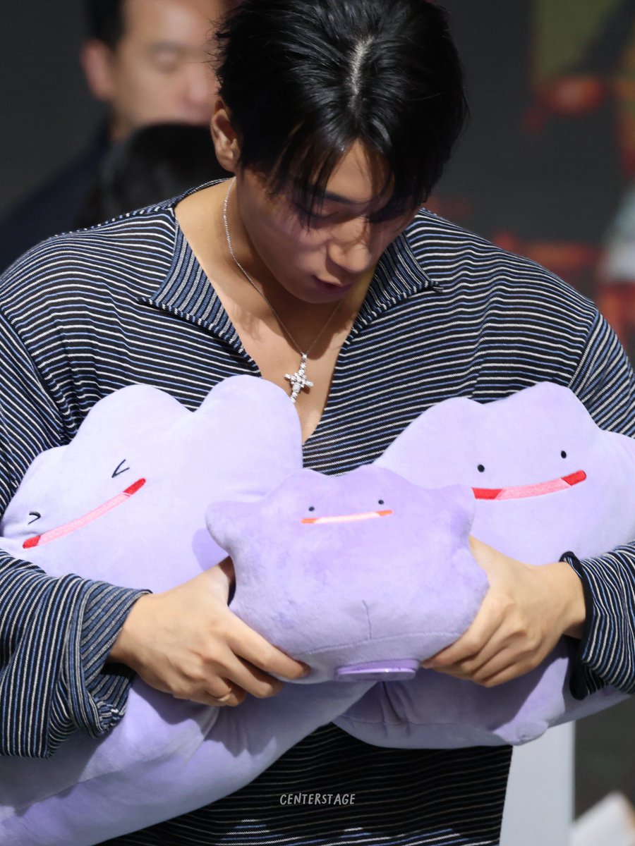 heartinsani's tweet photo. san’s shoulders are one two THREE metamong plushies wide ..this is such a crazy ass info https://t.co/lpK7pIezzF