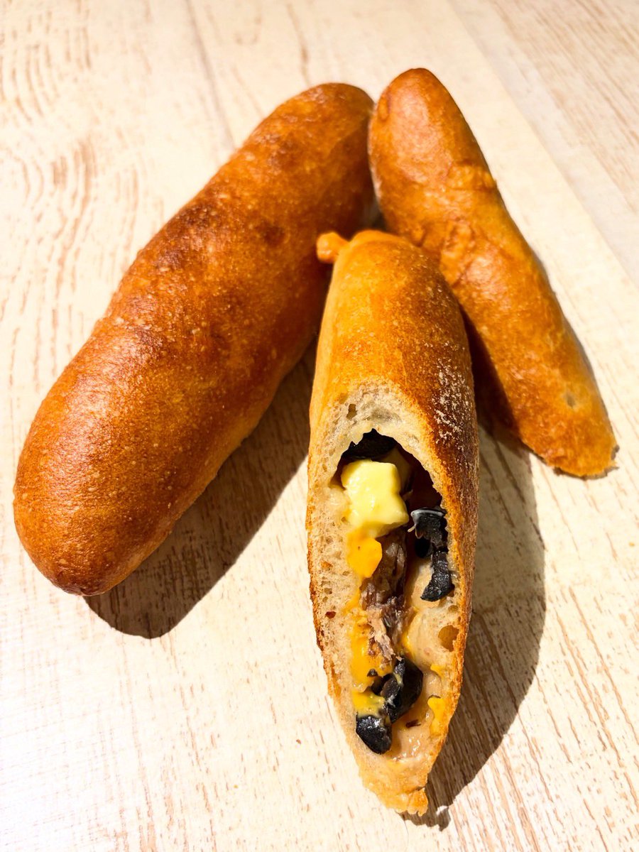 bakery_walder's tweet photo. アンチョビ🫒オリーブ🧀チーズのパン
お酒ともよく合います🍷
#ワルダー #walder #パン #アンチョビ #オリーブ #チーズ https://t.co/BPzzbkjDRF