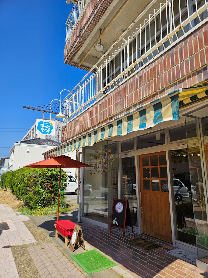 keijinkai's tweet photo. おはようございます！
毎月第二金曜日は佐久市中込、オレンジカフェなかごみむらを定期開催中です。
赤い傘と腰掛が目印♪　認知症の事、介護の事、気になる事がありましたら、是非お話しに来てくださいね。
#オレンジカフェ #佐久市　#認知症カフェ https://t.co/JAMKzJcwov