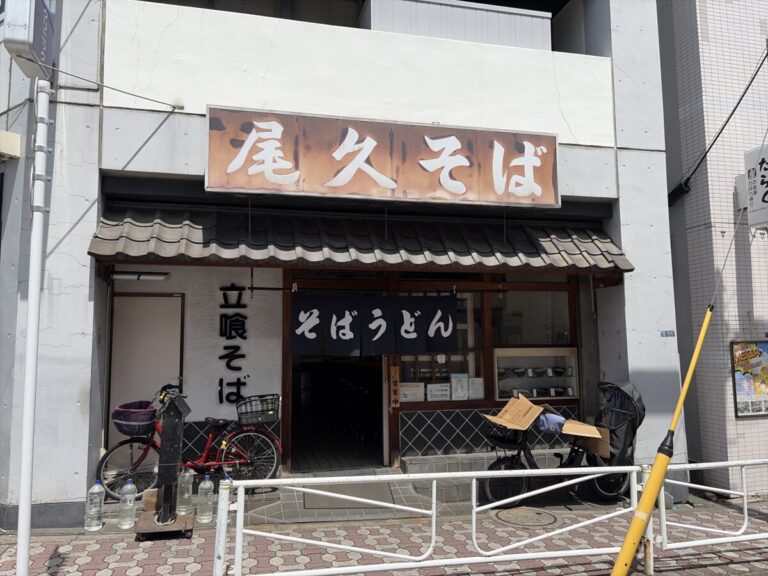 akabanemagazine's tweet photo. 尾久駅の「尾久そば」にて『冷やし春菊天そば』。

レトロ情緒漂う店内で、コレで良いんだよというシンプルながら心を掴む一杯。 https://t.co/uimCVIsOUD