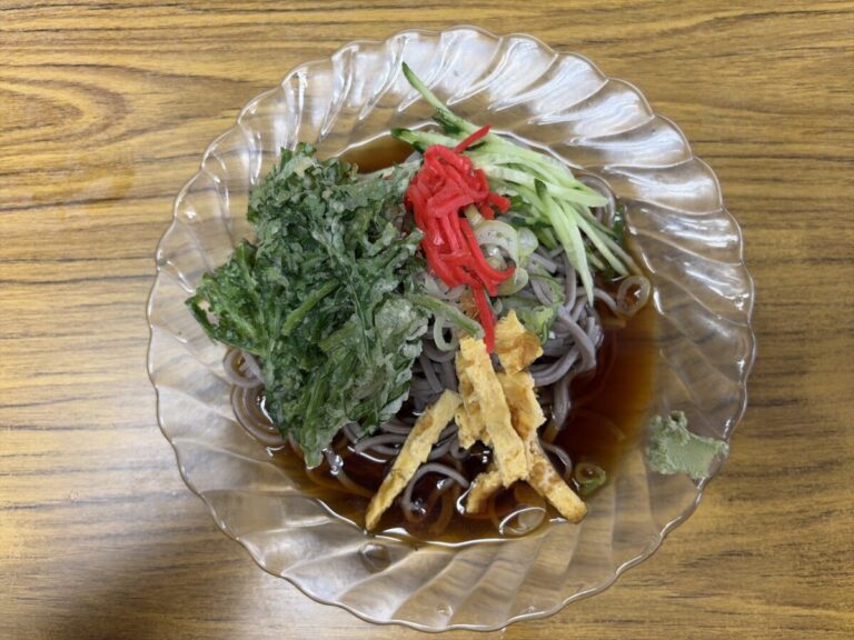 akabanemagazine's tweet photo. 尾久駅の「尾久そば」にて『冷やし春菊天そば』。

レトロ情緒漂う店内で、コレで良いんだよというシンプルながら心を掴む一杯。 https://t.co/uimCVIsOUD