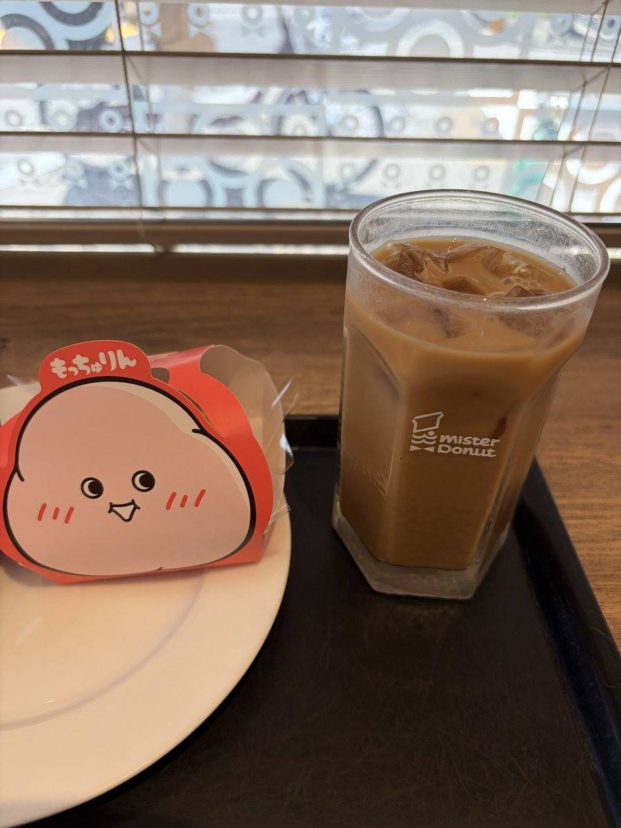kimono_ramen's tweet photo. もっちゅりん買うために2時間並んだとか勝手に旦那に食べられて離婚の危機とか聞いててそんな凄いんやと思ってたけど普通に並ばず買えた 地域で温度差？普通に大阪市内の駅前のミスドやけど🍩
パニックなったらあかんから場所は書けないな💦 https://t.co/vu9caBha6B