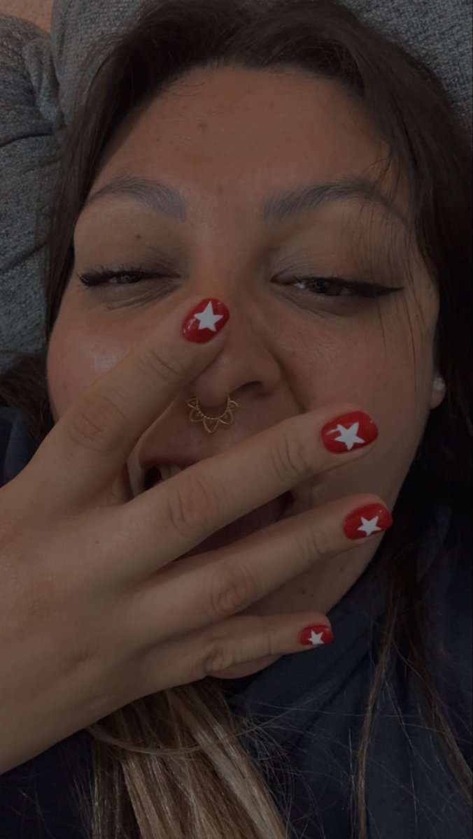 hayleysus4's tweet photo. Como me encanta que las personas me digan “oye, qué bonitas uñas” o “están padres tus uñas” y yo con el diseño más random que escogí jaja https://t.co/k6uwLZzarY