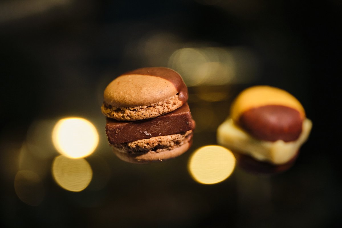 mameil_macaron's tweet photo. 🌿夏にこそ楽しむ、上質なチョコレート時間🌿

暑い季節だからこそ、ゆっくりと味わいたい一粒があります✨
MAMEILの生チョコマカロンは、Bean to Bar Chocolateならではの華やかな香りと奥深い味わいをお楽しみいただける、特別なスイーツです🍫

#mameil #マメイル https://t.co/L3wH5Mf4E7