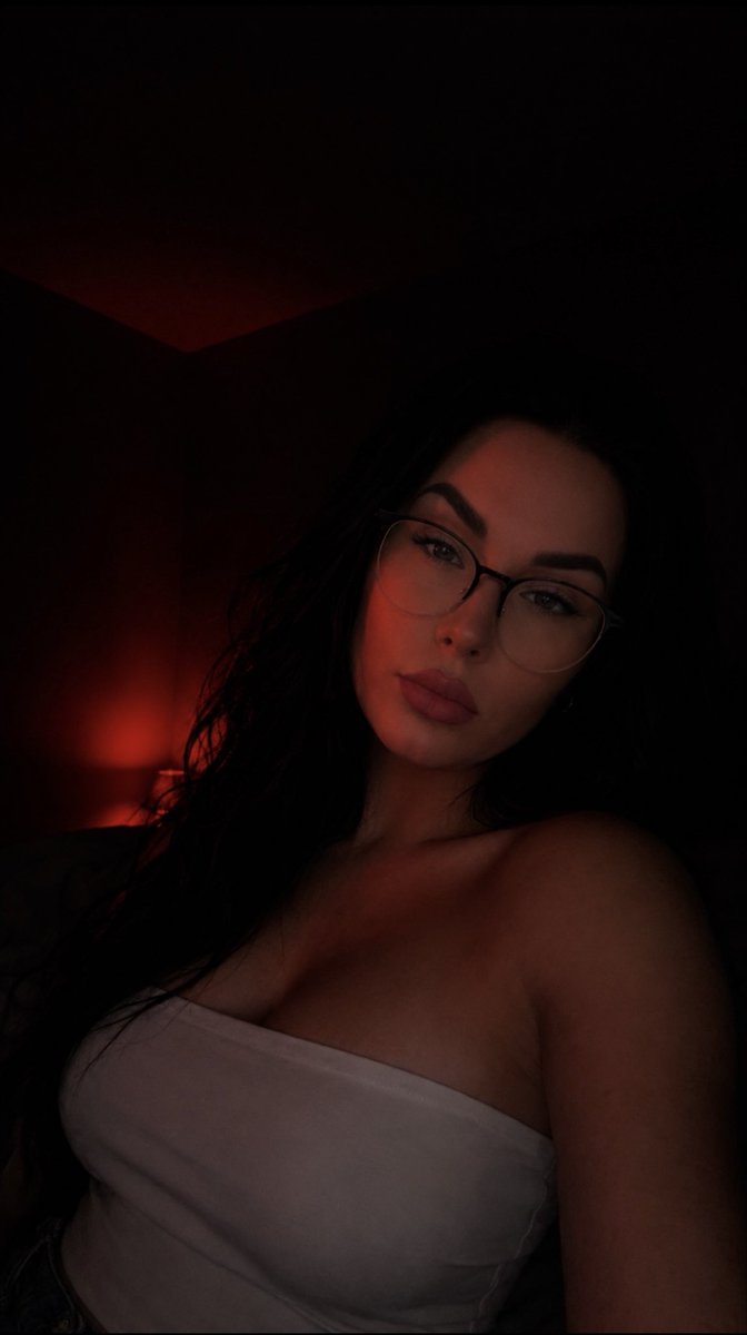 Engellly's tweet photo. Currently lacking gaming content. Please accept this side quest instead ✨

#Gaming #GamerGirl #SideQuest https://t.co/Rbgtu6CR1q