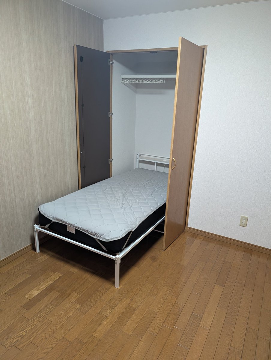 asu0817_VRC's tweet photo. バカライフハック
部屋を広くするためにベッドを半分収納する https://t.co/cXFPyEEIgh
