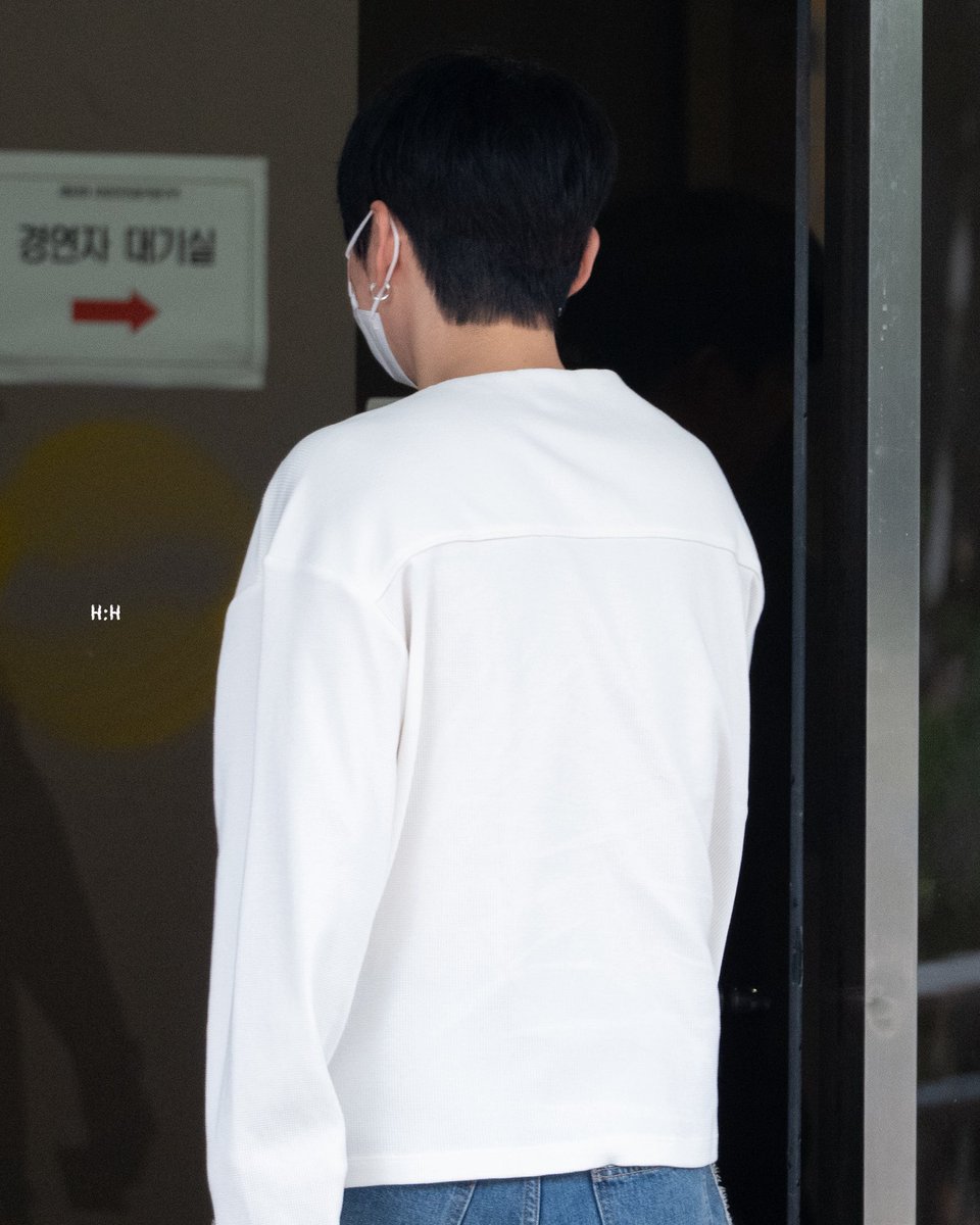 byeri2022's tweet photo. 260710 KBS2 #뮤직뱅크 기현 출근

머리카락 앞 나풀,
뒷머리는 바싹
오늘도 가보자고

#KIHYUN #기현
#BORDERLINE #보더라인
#SoGood #쏘굿 https://t.co/rWb4Ow1qW1