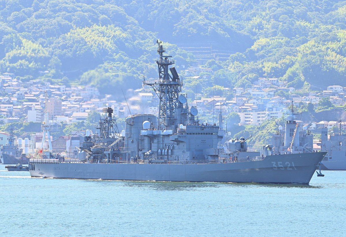 TeamCaris's tweet photo. 今では貴重な練習艦しまかぜさんも撮影♪
よくよく見たら後ろで満艦飾してる艦がいますのう(^^)。
（たぶん練習で上げてると思われます。）
#海上自衛隊
#呉 https://t.co/PaXDogPCG0