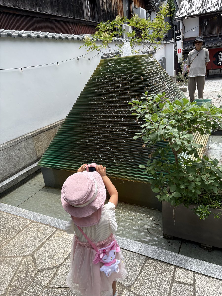 AWARS_GAMES04's tweet photo. ワタクシの誕生日旅行です。
恒例の滋賀旅行です。
今回は黒壁スクエアにきました。
楽しそうに写真撮っていました。
また１つオジサンになりました。 https://t.co/r6d0NVoHyy