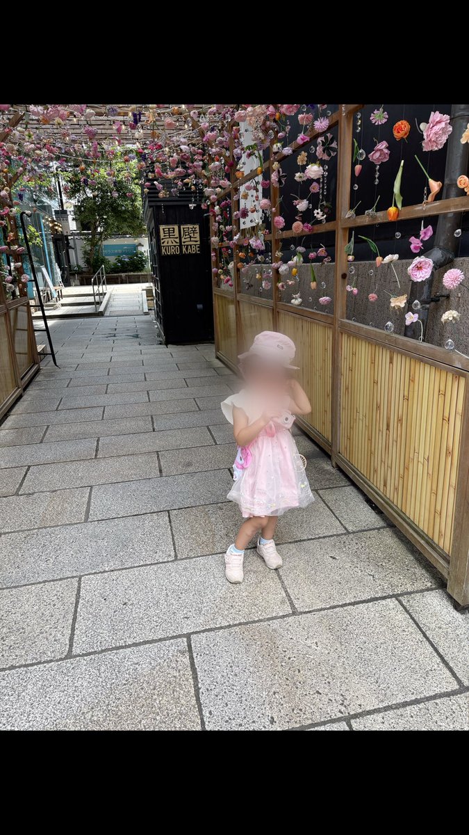 AWARS_GAMES04's tweet photo. ワタクシの誕生日旅行です。
恒例の滋賀旅行です。
今回は黒壁スクエアにきました。
楽しそうに写真撮っていました。
また１つオジサンになりました。 https://t.co/r6d0NVoHyy