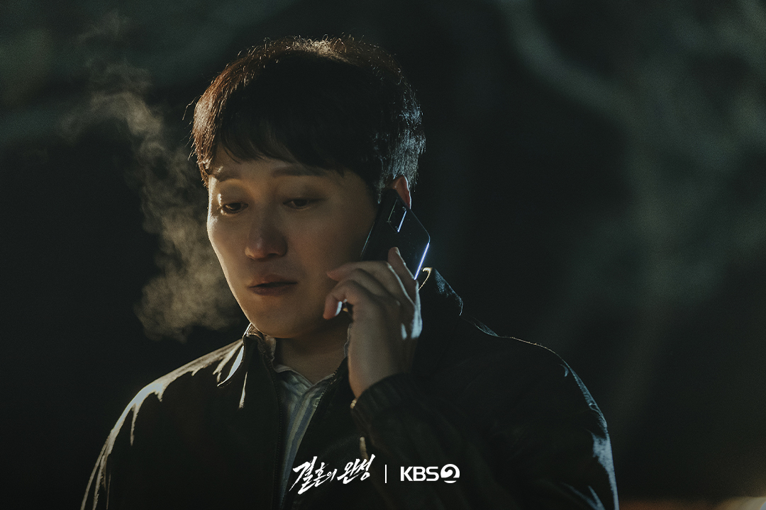 KBS_drama's tweet photo. [#결혼의완성] [📸]

평범한 이웃이 잔혹한 범죄자로😈
노만희의 섬뜩한 두 얼굴

💍 이혼 직전 납치된 아내를 구하기 위해 인면수심의 범죄자와 극한 사투를 벌이게 된 한 남자의 위험천만한 범죄스릴러

KBS 2TV 토일 미니시리즈 [결혼의 완성]
매주 토 · 일 밤 9시 20분 방송

#KBS #KBS2 #KBSDRAMA #KDRAMA #결혼의완성 #TheHusband #남궁민 #이설 #김대명 #이상희