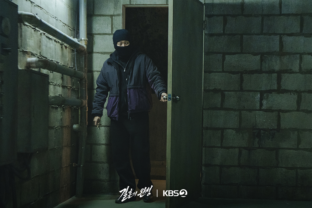 KBS_drama's tweet photo. [#결혼의완성] [📸]

평범한 이웃이 잔혹한 범죄자로😈
노만희의 섬뜩한 두 얼굴

💍 이혼 직전 납치된 아내를 구하기 위해 인면수심의 범죄자와 극한 사투를 벌이게 된 한 남자의 위험천만한 범죄스릴러

KBS 2TV 토일 미니시리즈 [결혼의 완성]
매주 토 · 일 밤 9시 20분 방송

#KBS #KBS2 #KBSDRAMA #KDRAMA #결혼의완성 #TheHusband #남궁민 #이설 #김대명 #이상희