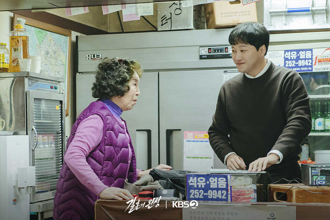 KBS_drama's tweet photo. [#결혼의완성] [📸]

평범한 이웃이 잔혹한 범죄자로😈
노만희의 섬뜩한 두 얼굴

💍 이혼 직전 납치된 아내를 구하기 위해 인면수심의 범죄자와 극한 사투를 벌이게 된 한 남자의 위험천만한 범죄스릴러

KBS 2TV 토일 미니시리즈 [결혼의 완성]
매주 토 · 일 밤 9시 20분 방송

#KBS #KBS2 #KBSDRAMA #KDRAMA #결혼의완성 #TheHusband #남궁민 #이설 #김대명 #이상희