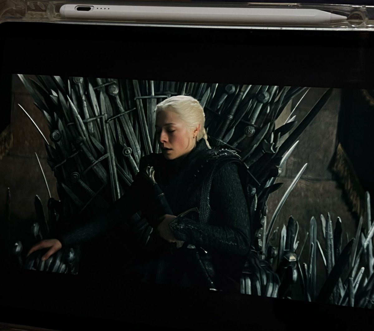 justmywind's tweet photo. هاذي اللقطة اللي تابعت المسلسل عشانها
الوريثة الشريعة الحقيقية 🤎

#Houseofthedragon https://t.co/Tq8xVA1LLr