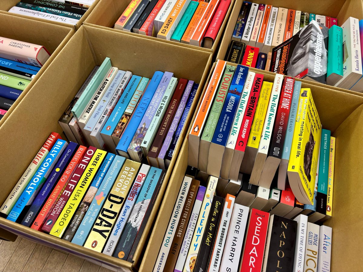 Kino_BKT's tweet photo. おはようございます！夏の洋書市、２日目です。
今朝の開店前の様子を少しだけご紹介いたします。
まずはノンフィクション部門から。
気になる商品がありましたら、お早めに！
#洋書市 #洋書バーゲン https://t.co/t8TGUYTgTV