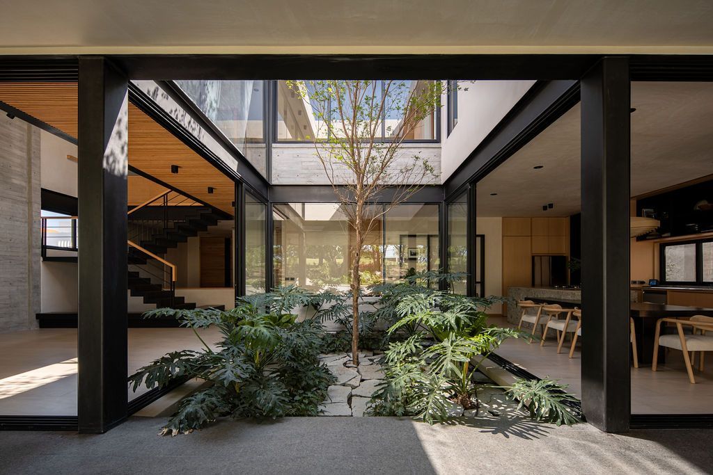 ADMEXICO's tweet photo. (1/2) Casa Manak es una casa en la naturaleza diseñada por Di Frenna Arquitectos en Colima, donde el paisaje, la luz y los materiales definen una nueva forma de habitar. https://t.co/DAbDEtnc56