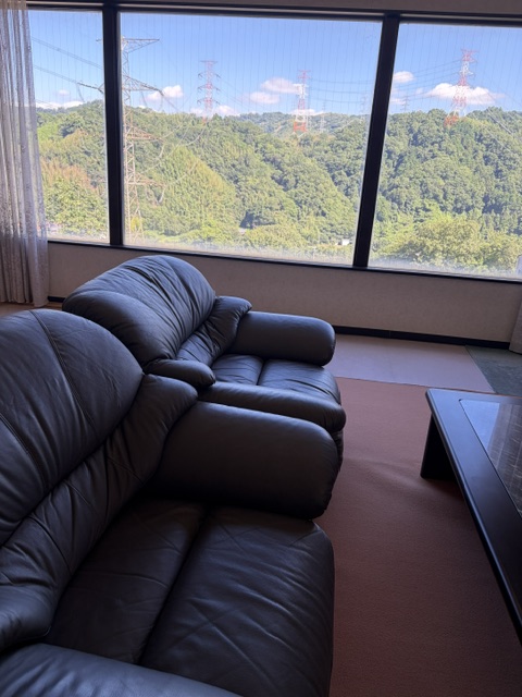 yasuoka4331's tweet photo. おはようございます
大阪府　＃柏原市　晴れです

週末、旅館でくつろぎタイム？

いえこちらは弊社の応接室です
3階でこの眺め！

天気の良い日は最高のリフレッシュスポットです🌞

#企業公式が朝の挨拶を言い合う 
#企業公式が地元の天気を言い合う 
#企業公式相互フォロー https://t.co/jJ7FuDJIHM
