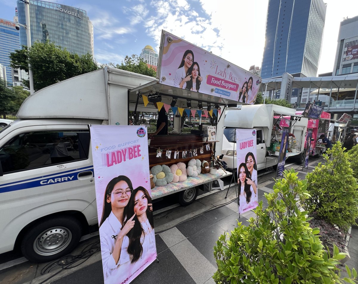 Englothome's tweet photo. 🍽 Food Truck | 10 July 2026
งานบวงสรวงภาพยนตร์ #LadyBee 
จากทาง #บ้านคู่อิงล็อต 🏠🏠

ณ ลานเทวาลัยพระพิฆเนศ, เซ็นทรัลเวิล์ด

จำนวน 1 คัน 🚛
🥟 เกี๊ยวซ่า จำนวน 100 เสิร์ฟ

พร้อมเสิร์ฟแล้วจ้า 😁
@EWaraha​  
#อิงฟ้ามหาชน #EngfaWaraha​ 
#อิงล็อต #englot https://t.co/Wc6pKS2Qtb
