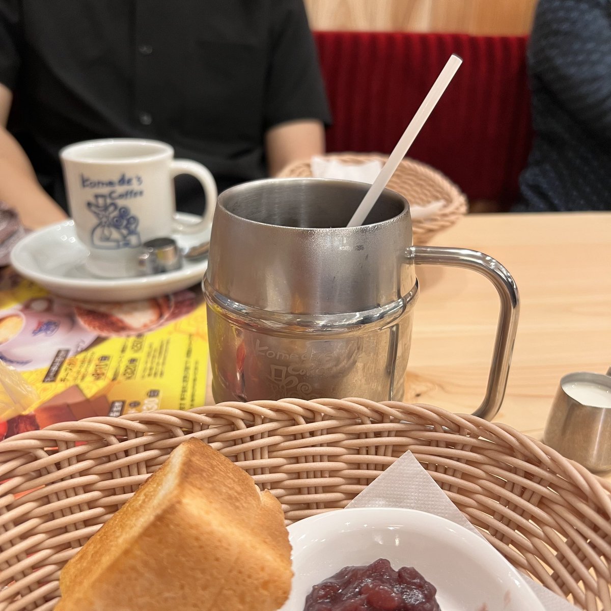 fukamax's tweet photo. 中洲川端コメダで朝会

・晶センセのマーケティング本の話
・Tシャツフェスの話
・会長のどんぐりの話など https://t.co/pHFfP4Kbhz