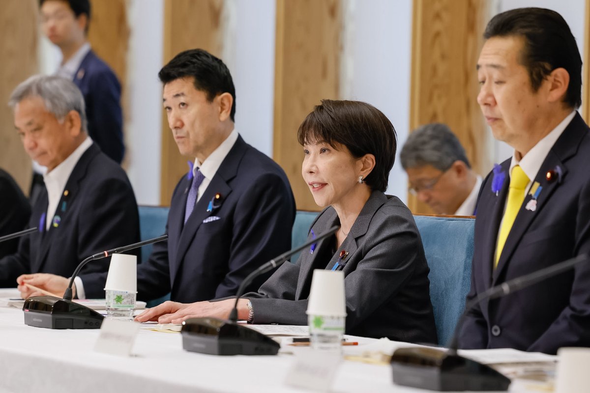 takaichi_sanae's tweet photo. 今朝、第４回孤独・孤立対策推進本部を開催し、令和６年４月に施行された『孤独・孤立対策推進法』に基づく『孤独・孤立対策に関する施策の推進を図るための重点計画』の改定を決定いたしました。

単身世帯の増加、働き方の多様化、インターネットの普及などにより、人と人との「つながり」が薄くなり、誰もが孤独・孤立状態に陥りやすい状況になっています。
小中高生の自殺者数は過去最多となっており、孤独・孤立対策は国民の皆様の命と暮らしを守り抜く上で極めて重要な政策です。

重点計画に基づいて、下記の取組に注力します。

第一に、「若者の孤独・孤立の予防に向けた取組」を推進するため、こども・若者の孤独・孤立の実態を把握するとともに、自殺のリスクが高いこども・若者を地域の中で確実に支援につなげる仕組みを構築します。
また、孤独・孤立対策に取り組む民間企業の事例を調査し、全国に展開します。

第二に、民間やＮＰＯ等と行政の連携の基盤となる「地域版 孤独・孤立対策 官民連携プラットフォーム」の全都道府県での設置を目指します。
「孤独・孤立対策推進交付金」を活用しつつ、地方自治体にきめ細やかな伴走支援を行います。
また、悩みを抱える方が居場所などにつながっていけるようにする取組を、地域に根付かせていきます。

第三に、孤独・孤立対策の認知度の向上のため「広報」を強化します。
誰でも立ち寄ることができる居場所や、困ったときの相談窓口などの情報を、国民の皆様に知っていただくため、積極的な情報発信に取り組みます。

孤独・孤立対策を進めるに当たっては、悩みを抱える当事者が支援の狭間に陥らないようにすることが重要であり、関係省庁や関係機関が連携して取組を推進してまいります。