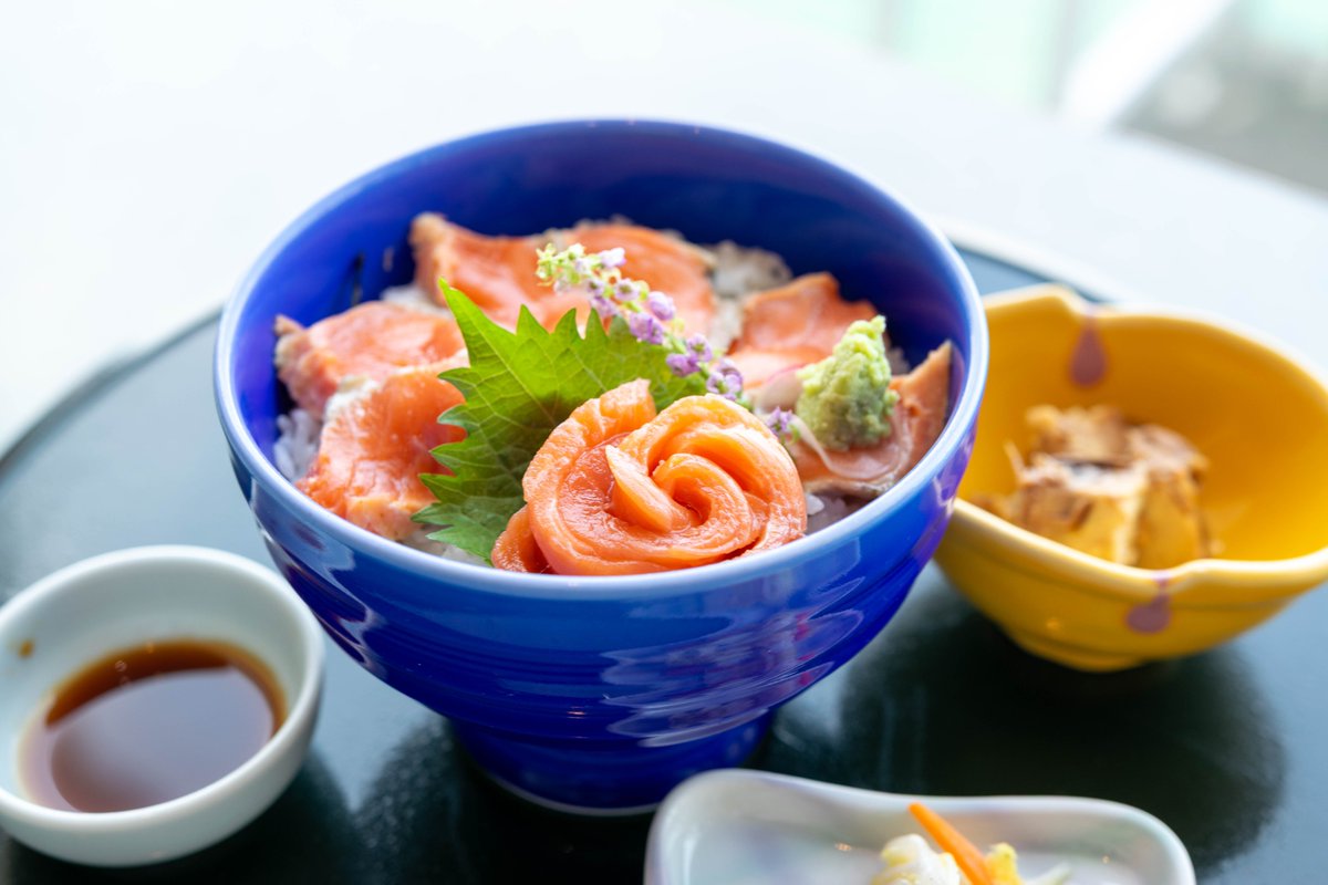 kanyoseaside's tweet photo. 【3日間限定】

7月10日～12日まで開催される「養殖ギンザケフェア」に合わせ、レストランシーサイドでは期間限定で「南三陸銀鮭丼」をご提供いたします。

養殖ギンザケ発祥の地・南三陸で育まれた銀鮭を、ぜひこの機会にご賞味ください。

#南三陸ホテル観洋 #南三陸 #南三陸銀鮭 #銀鮭丼 #期間限定 https://t.co/KY3j7KpEvK
