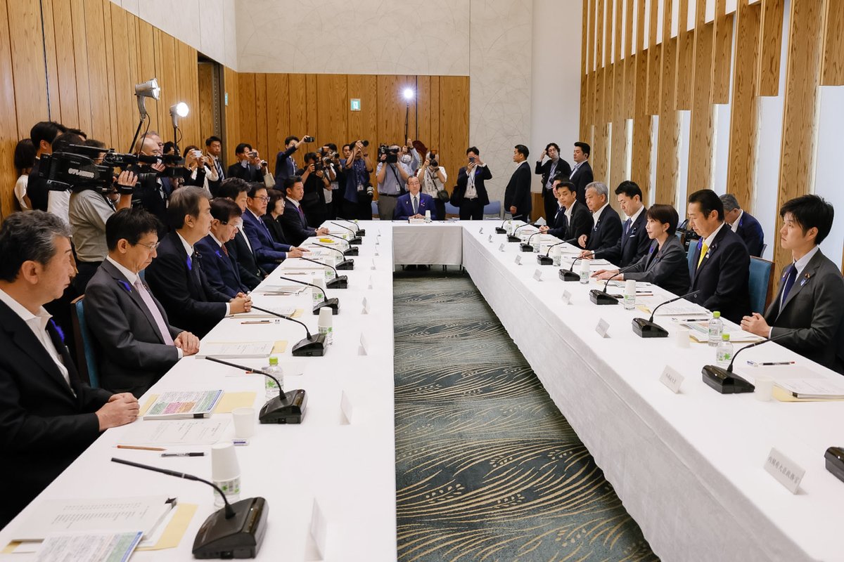 takaichi_sanae's tweet photo. 今朝、第４回孤独・孤立対策推進本部を開催し、令和６年４月に施行された『孤独・孤立対策推進法』に基づく『孤独・孤立対策に関する施策の推進を図るための重点計画』の改定を決定いたしました。

単身世帯の増加、働き方の多様化、インターネットの普及などにより、人と人との「つながり」が薄くなり、誰もが孤独・孤立状態に陥りやすい状況になっています。
小中高生の自殺者数は過去最多となっており、孤独・孤立対策は国民の皆様の命と暮らしを守り抜く上で極めて重要な政策です。

重点計画に基づいて、下記の取組に注力します。

第一に、「若者の孤独・孤立の予防に向けた取組」を推進するため、こども・若者の孤独・孤立の実態を把握するとともに、自殺のリスクが高いこども・若者を地域の中で確実に支援につなげる仕組みを構築します。
また、孤独・孤立対策に取り組む民間企業の事例を調査し、全国に展開します。

第二に、民間やＮＰＯ等と行政の連携の基盤となる「地域版 孤独・孤立対策 官民連携プラットフォーム」の全都道府県での設置を目指します。
「孤独・孤立対策推進交付金」を活用しつつ、地方自治体にきめ細やかな伴走支援を行います。
また、悩みを抱える方が居場所などにつながっていけるようにする取組を、地域に根付かせていきます。

第三に、孤独・孤立対策の認知度の向上のため「広報」を強化します。
誰でも立ち寄ることができる居場所や、困ったときの相談窓口などの情報を、国民の皆様に知っていただくため、積極的な情報発信に取り組みます。

孤独・孤立対策を進めるに当たっては、悩みを抱える当事者が支援の狭間に陥らないようにすることが重要であり、関係省庁や関係機関が連携して取組を推進してまいります。