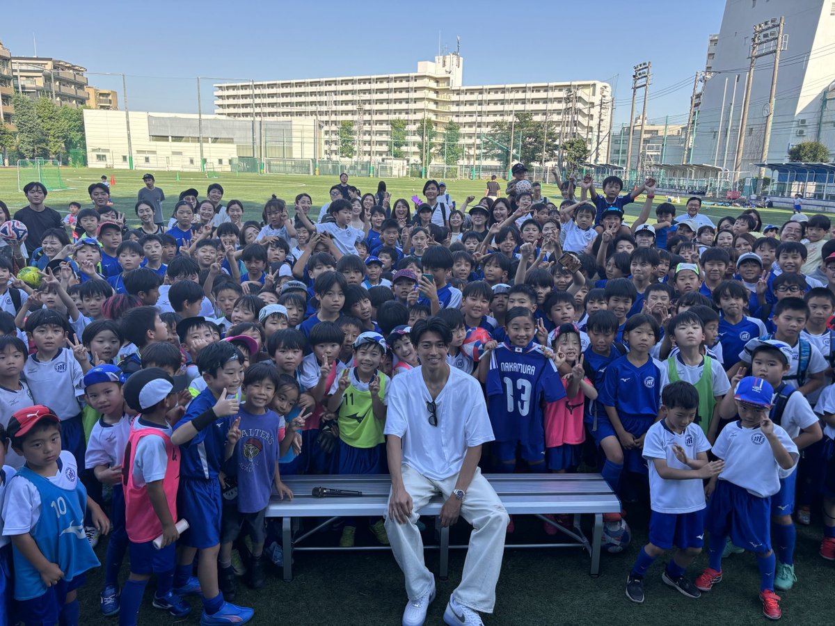 yowa1975's tweet photo. サッカー日本代表 #中村敬斗 選手が三菱養和サッカースクールにサプライズ訪問！👏
スクール生との交流や質問コーナーを通じて、夢に向かって努力する大切さを伝えてくださいました😊
中村選手、ありがとうございました！
さらなるご活躍を応援しています！
#三菱養和 #巣鴨
https://t.co/iDZk14vGAc https://t.co/vG528H4M90