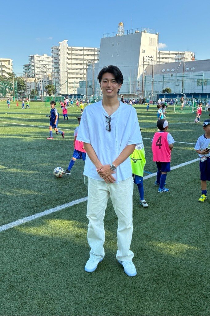 yowa1975's tweet photo. サッカー日本代表 #中村敬斗 選手が三菱養和サッカースクールにサプライズ訪問！👏
スクール生との交流や質問コーナーを通じて、夢に向かって努力する大切さを伝えてくださいました😊
中村選手、ありがとうございました！
さらなるご活躍を応援しています！
#三菱養和 #巣鴨
https://t.co/iDZk14vGAc https://t.co/vG528H4M90
