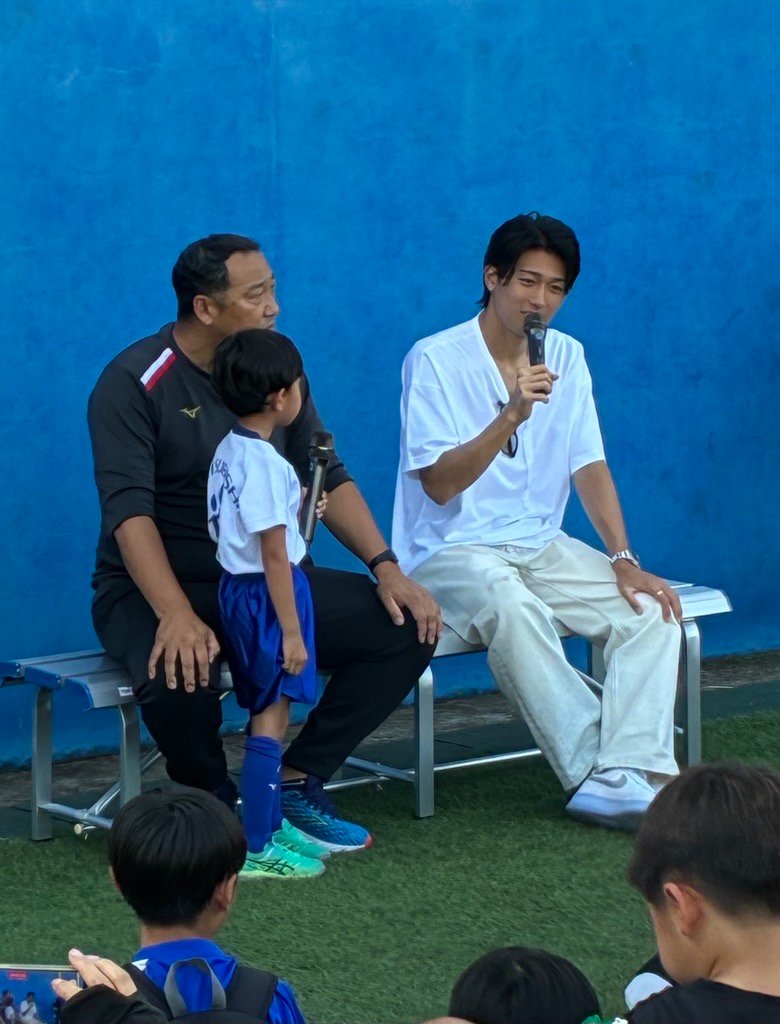 yowa1975's tweet photo. サッカー日本代表 #中村敬斗 選手が三菱養和サッカースクールにサプライズ訪問！👏
スクール生との交流や質問コーナーを通じて、夢に向かって努力する大切さを伝えてくださいました😊
中村選手、ありがとうございました！
さらなるご活躍を応援しています！
#三菱養和 #巣鴨
https://t.co/iDZk14vGAc https://t.co/vG528H4M90