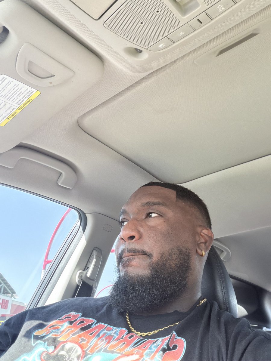 chefmade_92's tweet photo. Houston, you have a 320lb problem……… a big dog in the city. dreamcon be good to me https://t.co/ONtWsVwnBo
