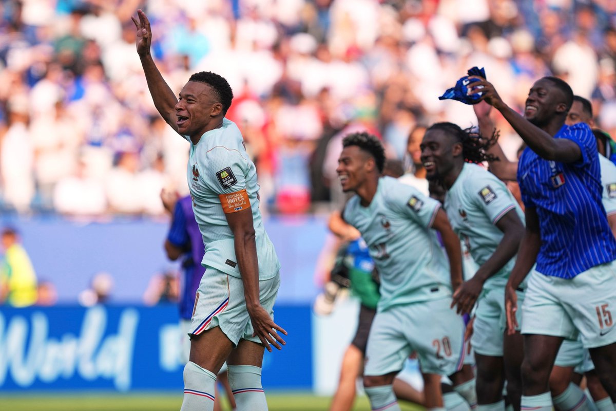 AIRNewsHindi's tweet photo. ⚽️ 𝐅𝐈𝐅𝐀 𝐖𝐨𝐫𝐥𝐝 𝐂𝐮𝐩 ||

फ्रांस ने यूएसए के बोस्टन में खेले गए पहले क्वार्टर-फ़ाइनल में मोरक्को को 2-0 से हराकर सेमी-फ़ाइनल में जगह बनाई।

हाफ़-टाइम तक कोई गोल नहीं हुआ था, लेकिन दूसरे हाफ़ में फ़्रांस ने मैच पर पकड़ बना ली। किलियन एम्बाप्पे ने 60वें मिनट में गोल किया और उस्मान डेम्बेले ने 66वें मिनट में बढ़त को दोगुना कर दिया।

एम्बाप्पे 30 साल की उम्र से पहले वर्ल्ड कप में 20 गोल करने वाले पहले खिलाड़ी बन गए।

#FIFAWorldCup #Football