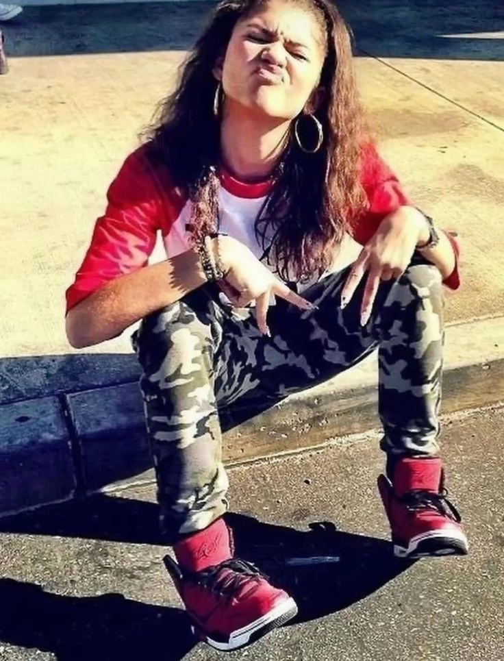 MELlSSAMICHELLE's tweet photo. She was like 14 wearing Cali swag chill 😭 https://t.co/kU3pRE0yrE