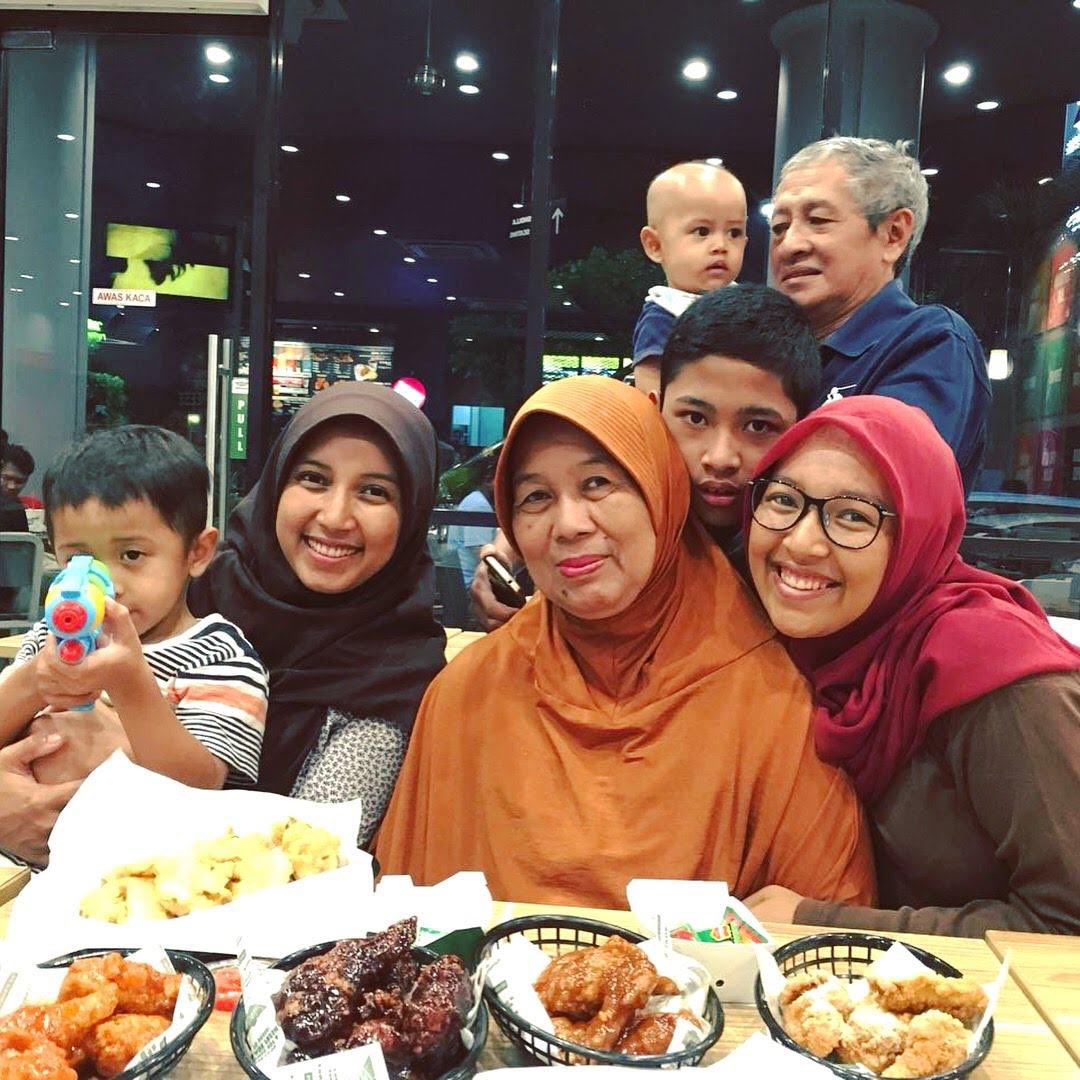 agmeratih's tweet photo. Ma, maafin ya pagi ini ga ke mama dulu. 
Ma, iky sekarang tumbuh dewasa nyaris sempurna. 
Ma, makasih ya udah mampir di mimpi semalam.
Ma, tiap hari ya mampirnya. 

Ma, belum siap. https://t.co/cyXfoDYJRK