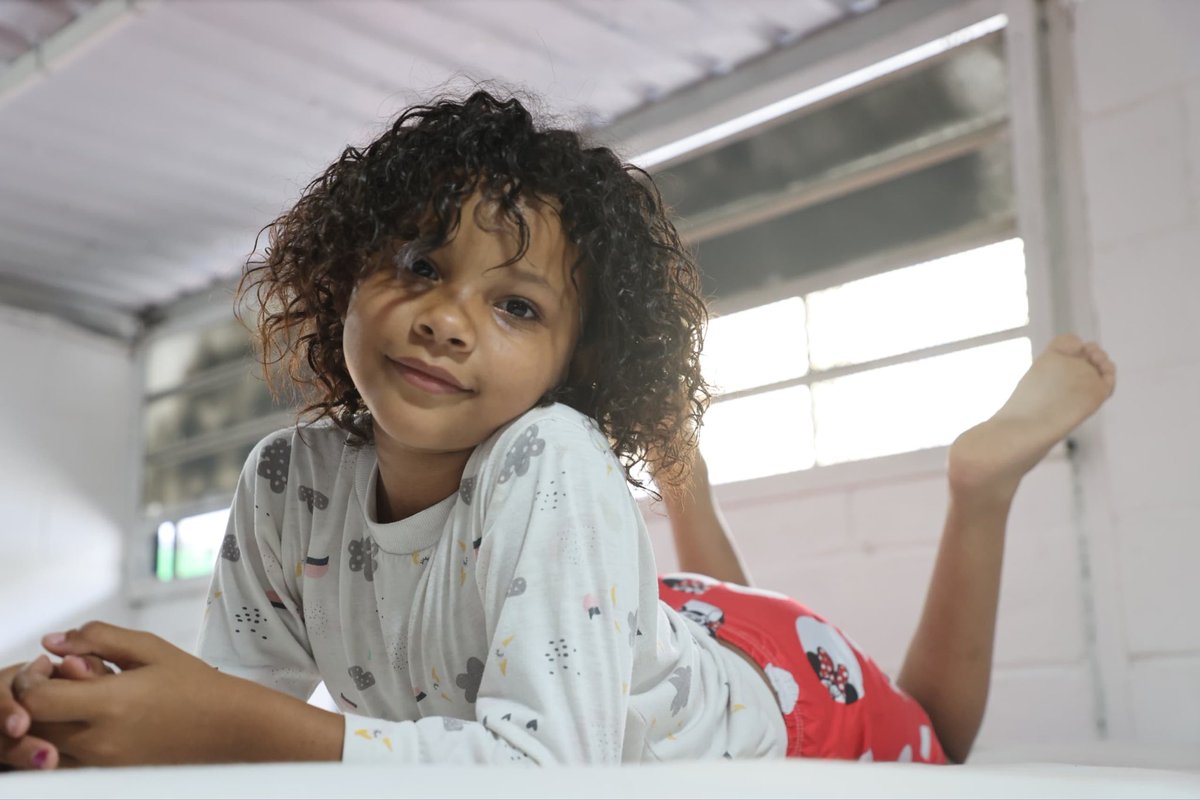 MijpVzla's tweet photo. En el recorrido, interactuó con los niños, adolescentes y las familias que habitan en este recinto educativo, y compartió con ellos un espacio de atención integral orientado a mitigar el impacto emocional que han atravesado las familias venezolanas tras la emergencia sísmica. https://t.co/eBh5n86sfK