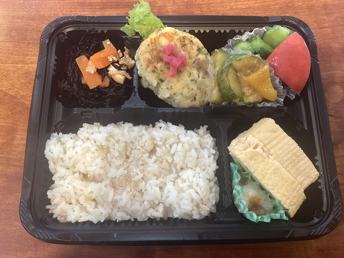 OrganicBento's tweet photo. 7月10日(金)の日替わり弁当は
だし巻玉子大根おろし添え
鶏つくね入豆腐バーグ
ズッキーニとパプリカのカレー炒め
ひじきの煮物
トマトとキュウリのサラダ
滋賀県有機低農薬発芽玄米入りごはんです。
#京都 #オーガニック　#自然食  #テイクアウト https://t.co/NZPCd9psny