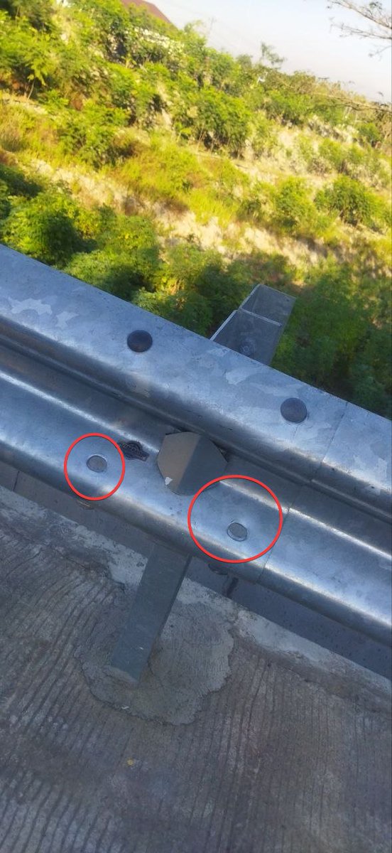 seeksixthsick's tweet photo. Ijin melaporkan min, perihal hilangnya bbrp baut-mur pengait besi pengaman di jln baru penghubung Sleman - Gunungkidul Kel. Sambirejo Prambanan, Sleman. dibbrp titik pengait ada baut-mur yang hilang. bahkan ada di salah satu titik hanya disisakan 1 baut-mur saja. @merapi_uncover https://t.co/yBqQiZqw6o