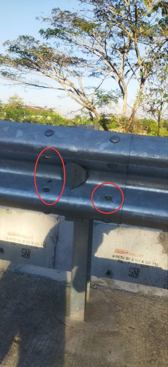 seeksixthsick's tweet photo. Ijin melaporkan min, perihal hilangnya bbrp baut-mur pengait besi pengaman di jln baru penghubung Sleman - Gunungkidul Kel. Sambirejo Prambanan, Sleman. dibbrp titik pengait ada baut-mur yang hilang. bahkan ada di salah satu titik hanya disisakan 1 baut-mur saja. @merapi_uncover https://t.co/yBqQiZqw6o