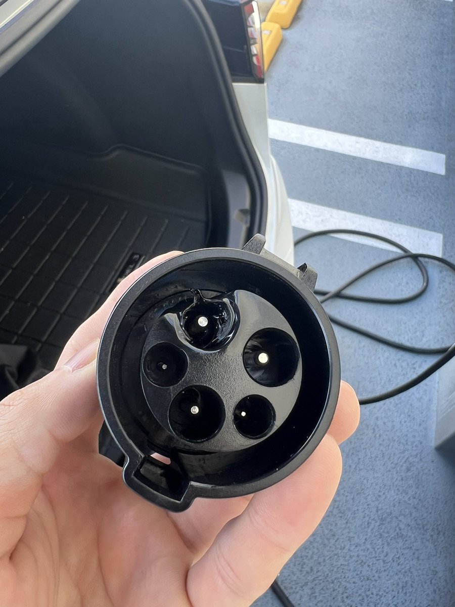 c_dalerman's tweet photo. 普通充電のアダプター溶けた
なんで？？？ https://t.co/UNyvYEU4Pz