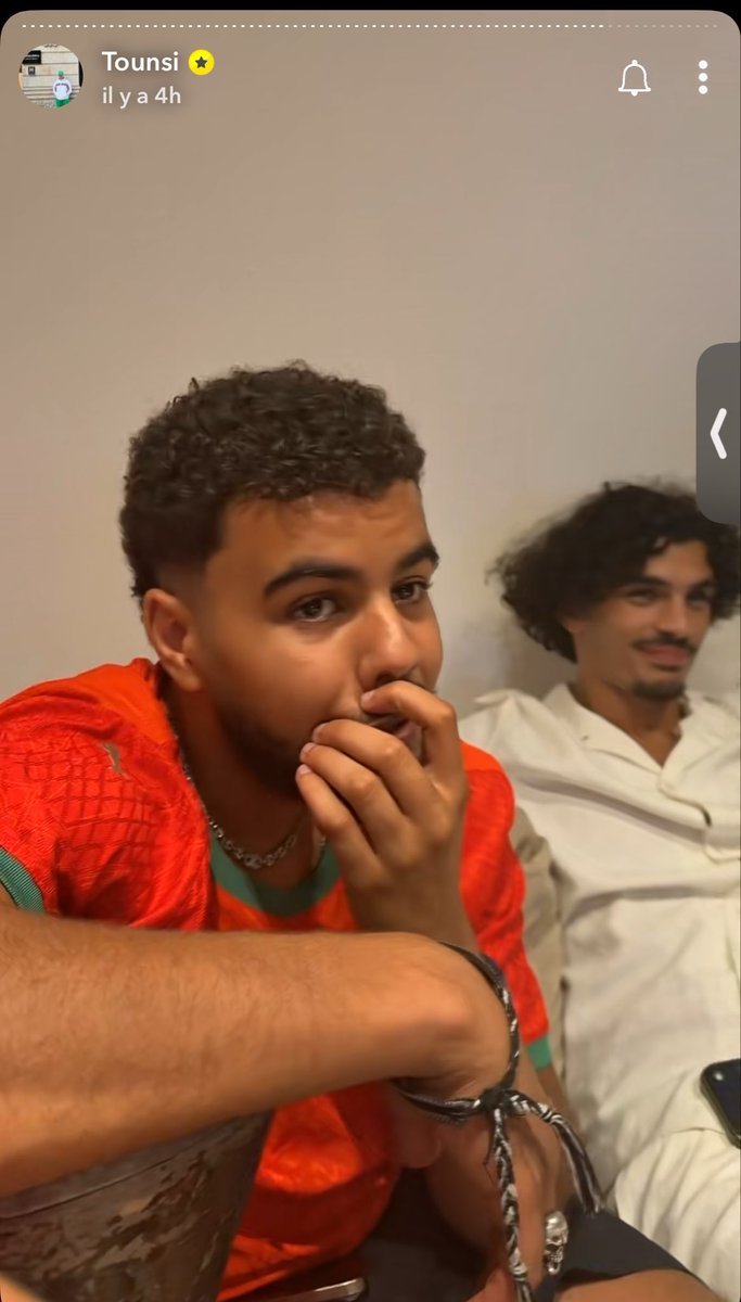 1234yzma's tweet photo. Ptdrrrrr mais il fait quoi ici chikanos ? 😂
Dans la meme pièce que mouss et il rigole à ses blagues en plus 😂👀 #nasdas https://t.co/CDa4Ym97Cg