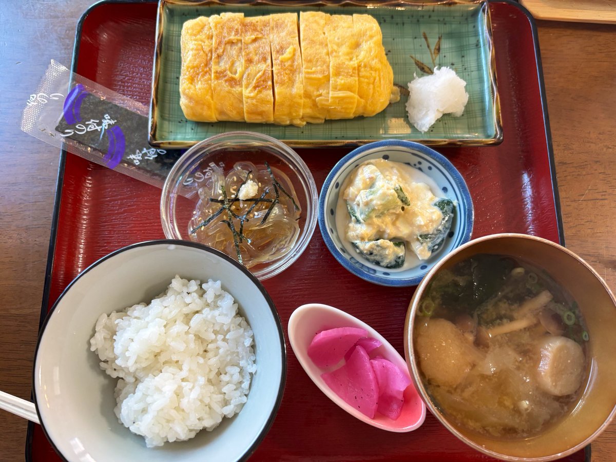 326Monet's tweet photo. おはようサンシャイン
金曜日の朝は
温泉帰りに和モーニング。
母はいつものおにぎり🍙
わたくしは卵焼き定食。 https://t.co/kjmE2cAWpd