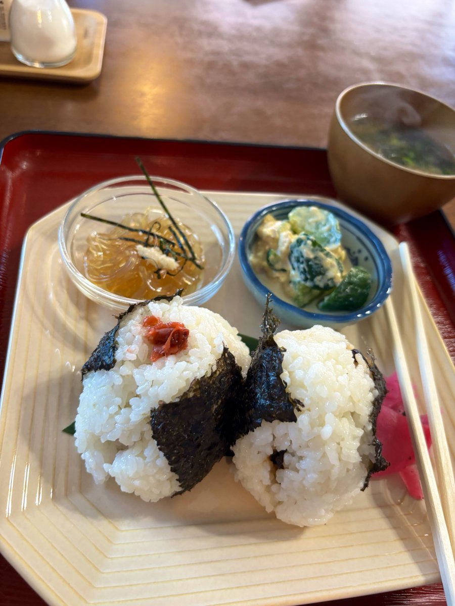 326Monet's tweet photo. おはようサンシャイン
金曜日の朝は
温泉帰りに和モーニング。
母はいつものおにぎり🍙
わたくしは卵焼き定食。 https://t.co/kjmE2cAWpd