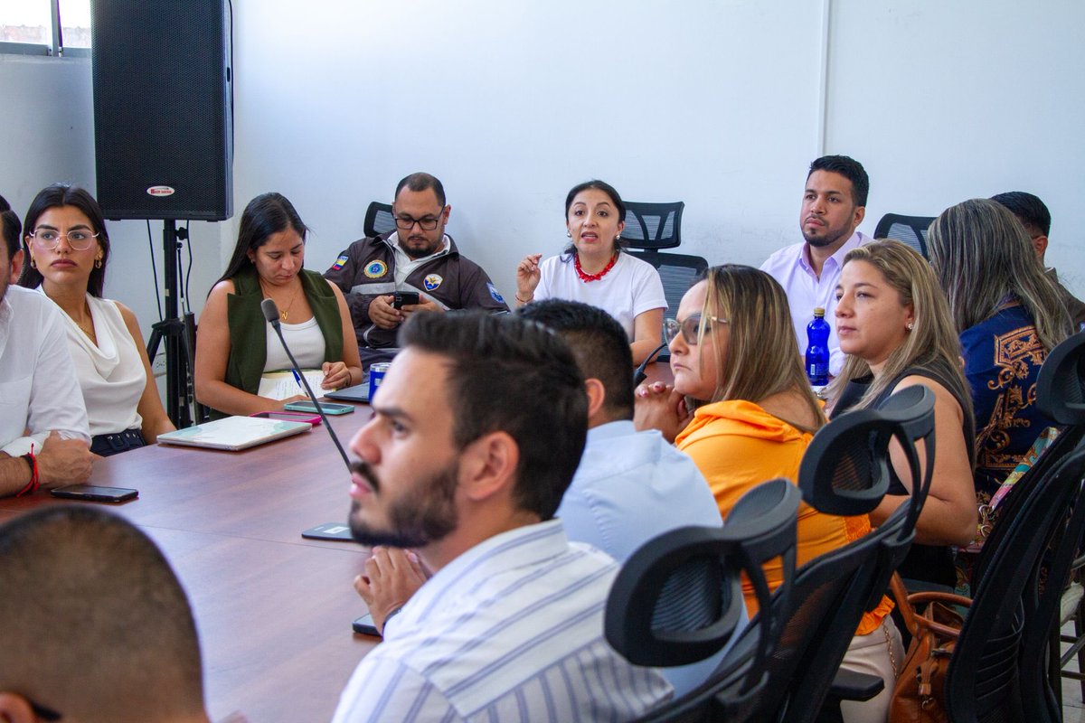 EducacionZ8_Ec's tweet photo. 🤝👮‍♂️ Policía Nacional, DINAPEN, Ministerio del Interior, la Subsecretaría de Educación, Deporte y Cultura y los directores distritales de Zona 8 fortalecen el programa Comunidades Educativas Seguras y Protectoras, promoviendo entornos escolares más seguros. https://t.co/TyB53fwQ45