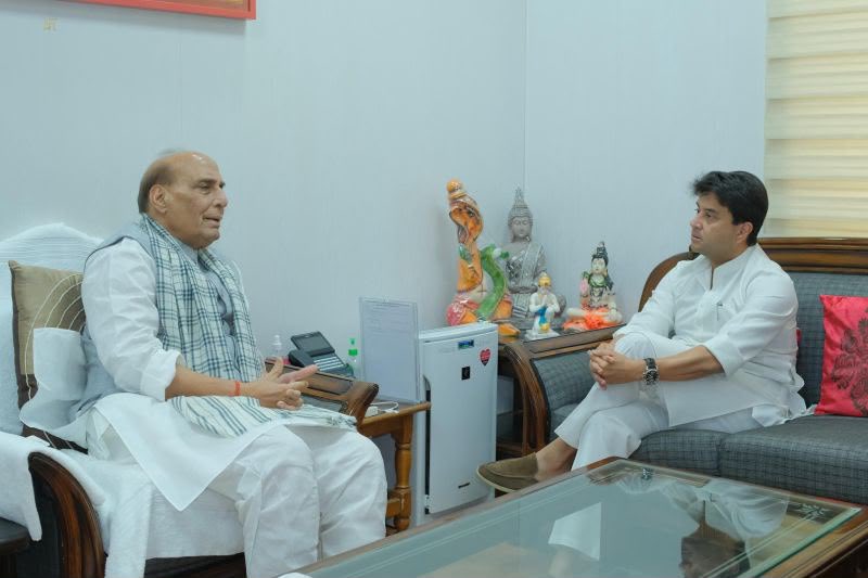 JM_Scindia's tweet photo. देश के माननीय रक्षा मंत्री आदरणीय श्री @rajnathsingh जी को जन्मदिन की हार्दिक बधाई एवं सादर शुभकामनाएँ।

आपका सरल व्यक्तित्व, दृढ़ नेतृत्व और राष्ट्र की सुरक्षा के प्रति आपका अटूट समर्पण हम सभी को निरंतर प्रेरित करता है। बाबा भोलेनाथ से आपके उत्तम स्वास्थ्य, सुदीर्घ, सुखमय एवं सुयशपूर्ण जीवन की मंगलकामना करता हूँ।
