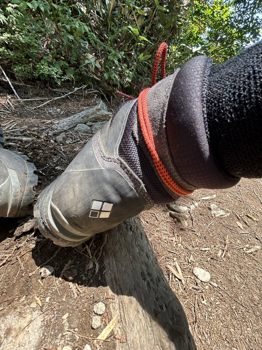 chiguandyoshi's tweet photo. モンベルのメイドインベトナムの登山靴クソだわ。何でベトナムで登山靴作れると思ったんや。かかとの靴ずれが気になってしょうがないやん。紐の結び方変えてみたわ。今までメイドインイタリーの海外製の登山靴履いて来て一度も靴ずれ気になった事なかったわ。2度とモンベルの登山靴買わないわ https://t.co/V2OGgyNZCj