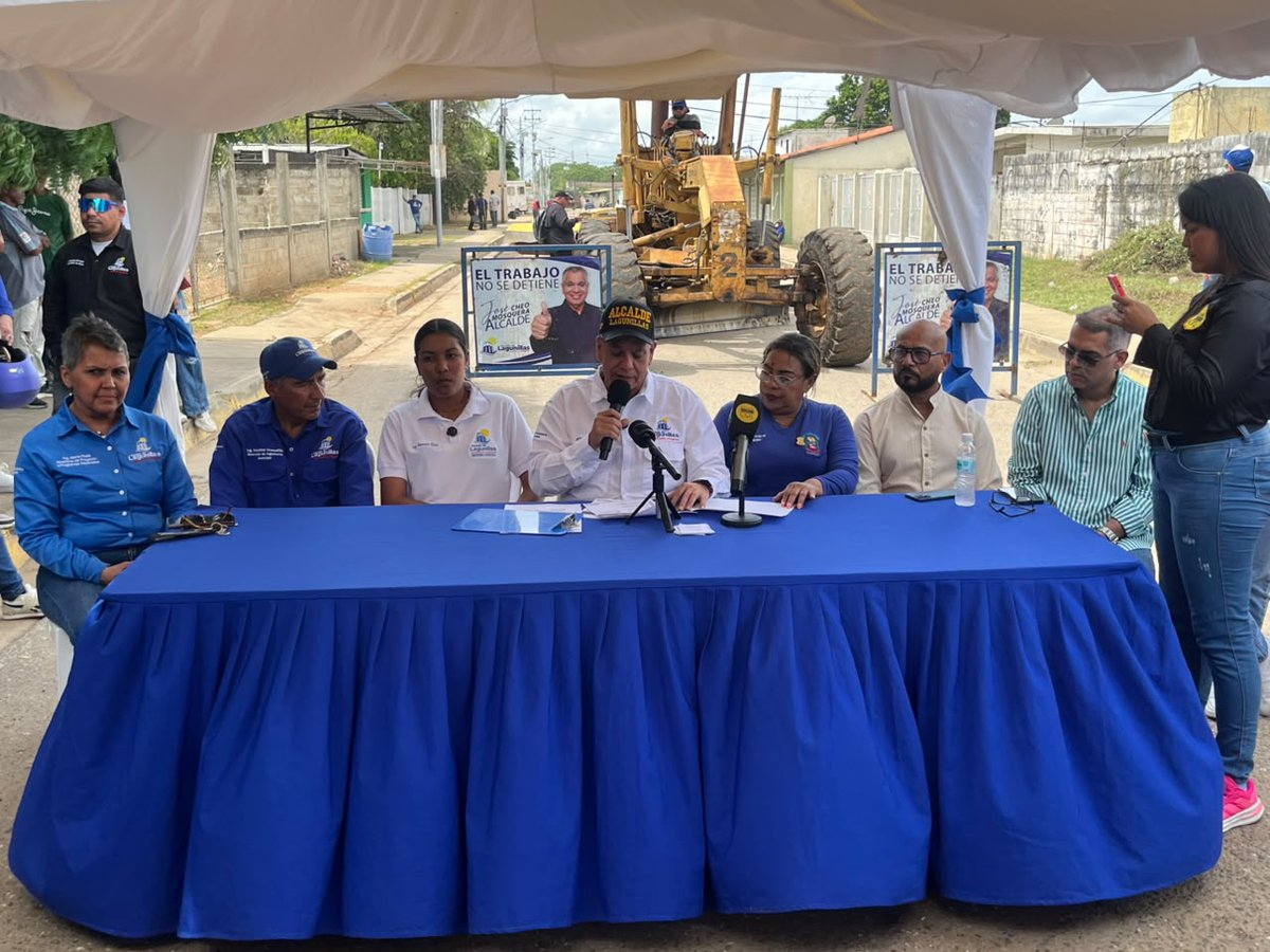 UntMunicipal's tweet photo. Cómo parte de las obras de Vialidad que se estan llevando a cabo en el Municipio Lagunillas.
El alcalde José Mosquera dio inicio a los trabajos de rehabilitación, de la Calle Udon Pérez en la Parroquia libertad.
El Cambio en Lagunillas sigue 💪🙏. https://t.co/wsFIYRcKxB