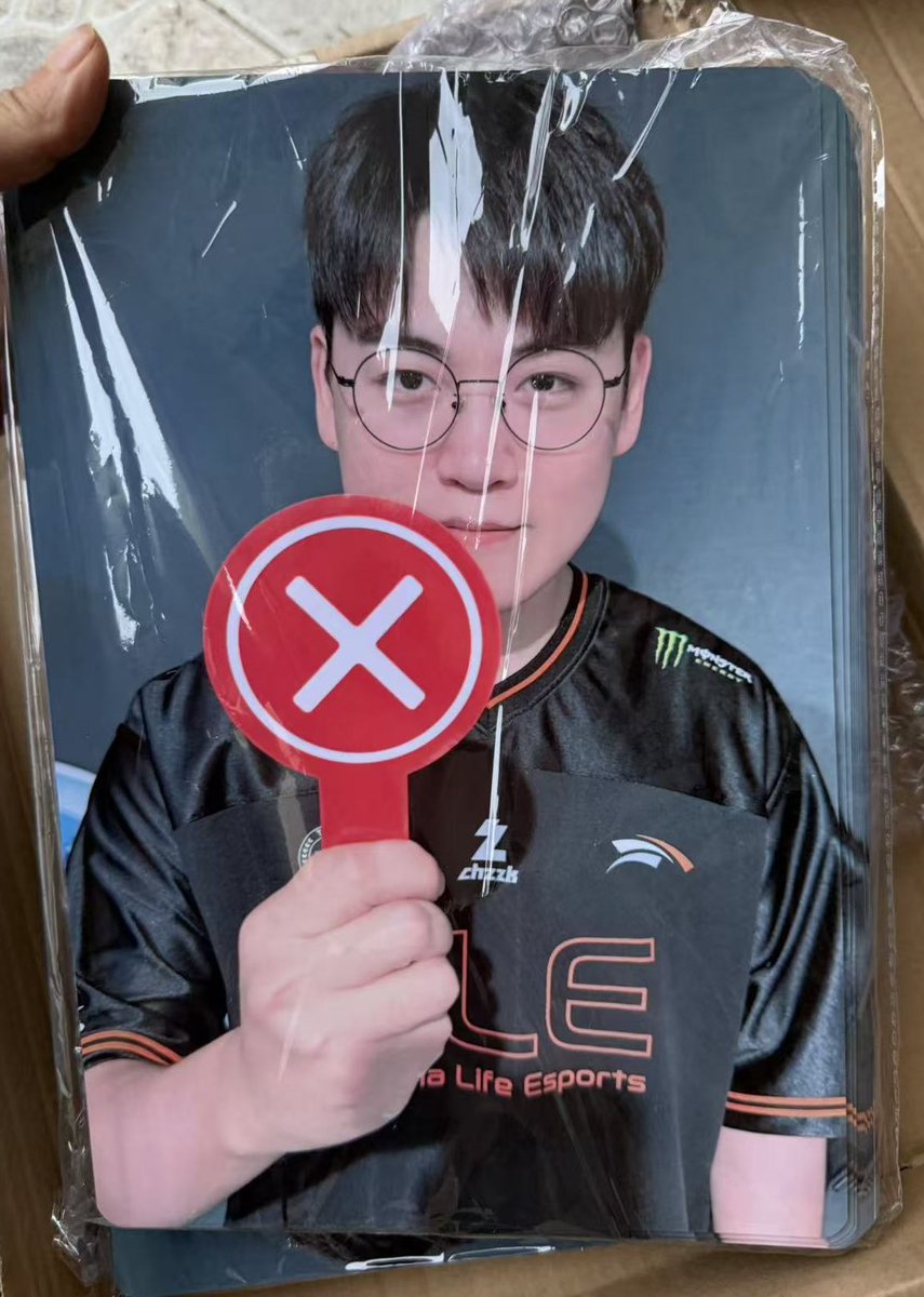 QinL02's tweet photo. ✨MSI 구마유시 응원 A4 포카 나눔✨

📅시간: 7월11일/ 7월12일 (11일 이기면🙏🏻)
📍위치: 7.11일 TIER 1 H열
🍊수령 조건: HLE 응원하시는 분

일정 때문에 경기장 늦게 도착할 것 같아서 7월 11일 도착하면 알려드리겠습니다~

한화생명 화이팅! ! ! 

#HLEWIN #GUMAYUSI #구마유시 https://t.co/DD9pqvOzVq