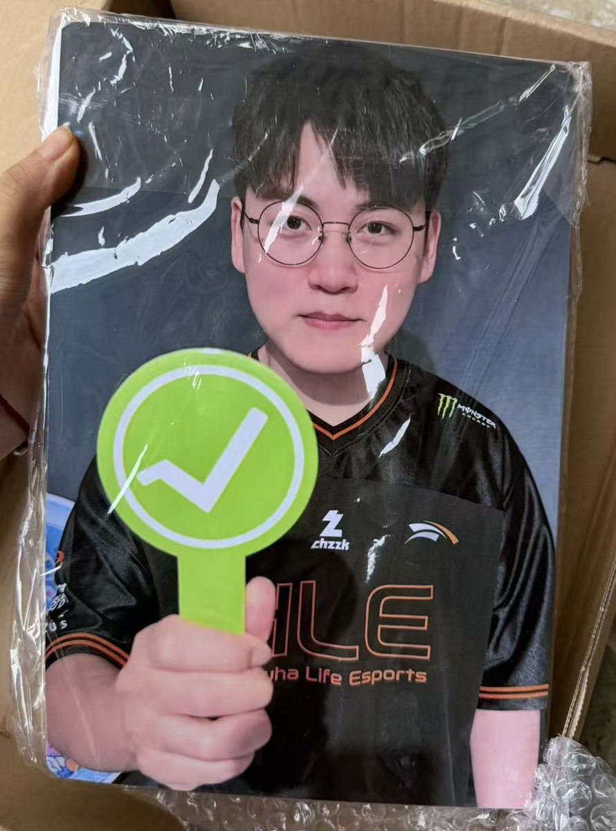 QinL02's tweet photo. ✨MSI 구마유시 응원 A4 포카 나눔✨

📅시간: 7월11일/ 7월12일 (11일 이기면🙏🏻)
📍위치: 7.11일 TIER 1 H열
🍊수령 조건: HLE 응원하시는 분

일정 때문에 경기장 늦게 도착할 것 같아서 7월 11일 도착하면 알려드리겠습니다~

한화생명 화이팅! ! ! 

#HLEWIN #GUMAYUSI #구마유시 https://t.co/DD9pqvOzVq