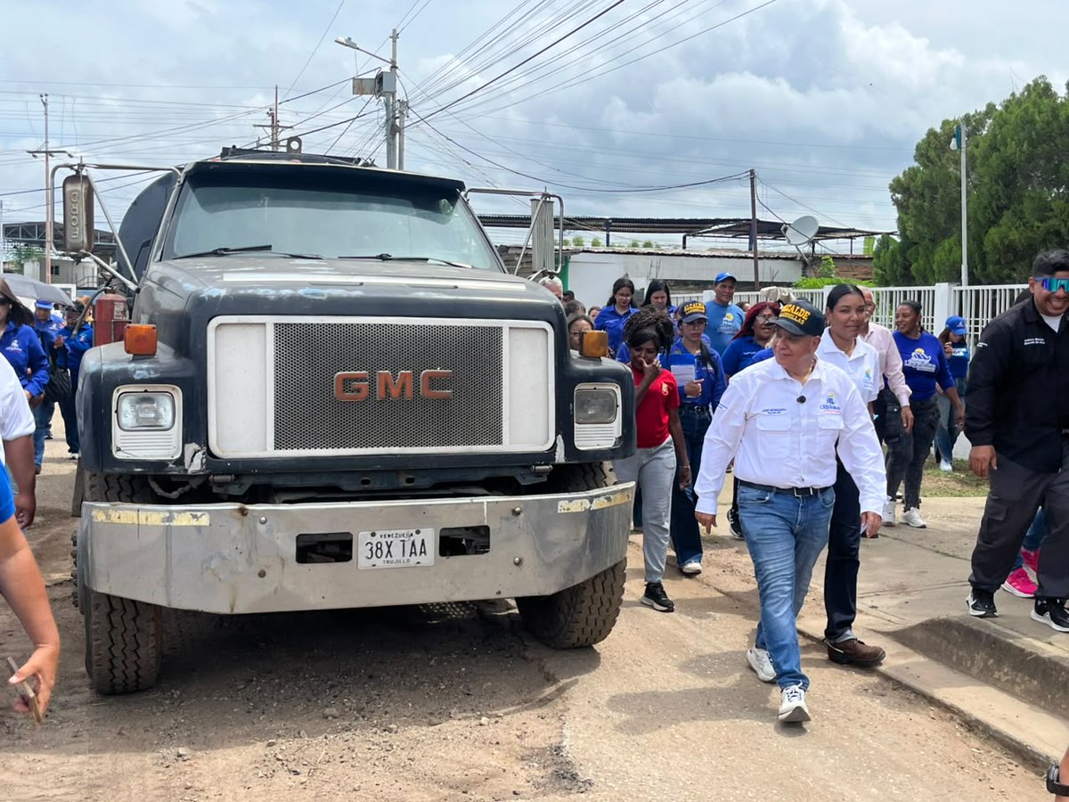 UntMunicipal's tweet photo. Cómo parte de las obras de Vialidad que se estan llevando a cabo en el Municipio Lagunillas.
El alcalde José Mosquera dio inicio a los trabajos de rehabilitación, de la Calle Udon Pérez en la Parroquia libertad.
El Cambio en Lagunillas sigue 💪🙏. https://t.co/wsFIYRcKxB